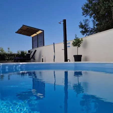 Marcelina 1 With Private Pool Апартаменты Трогир